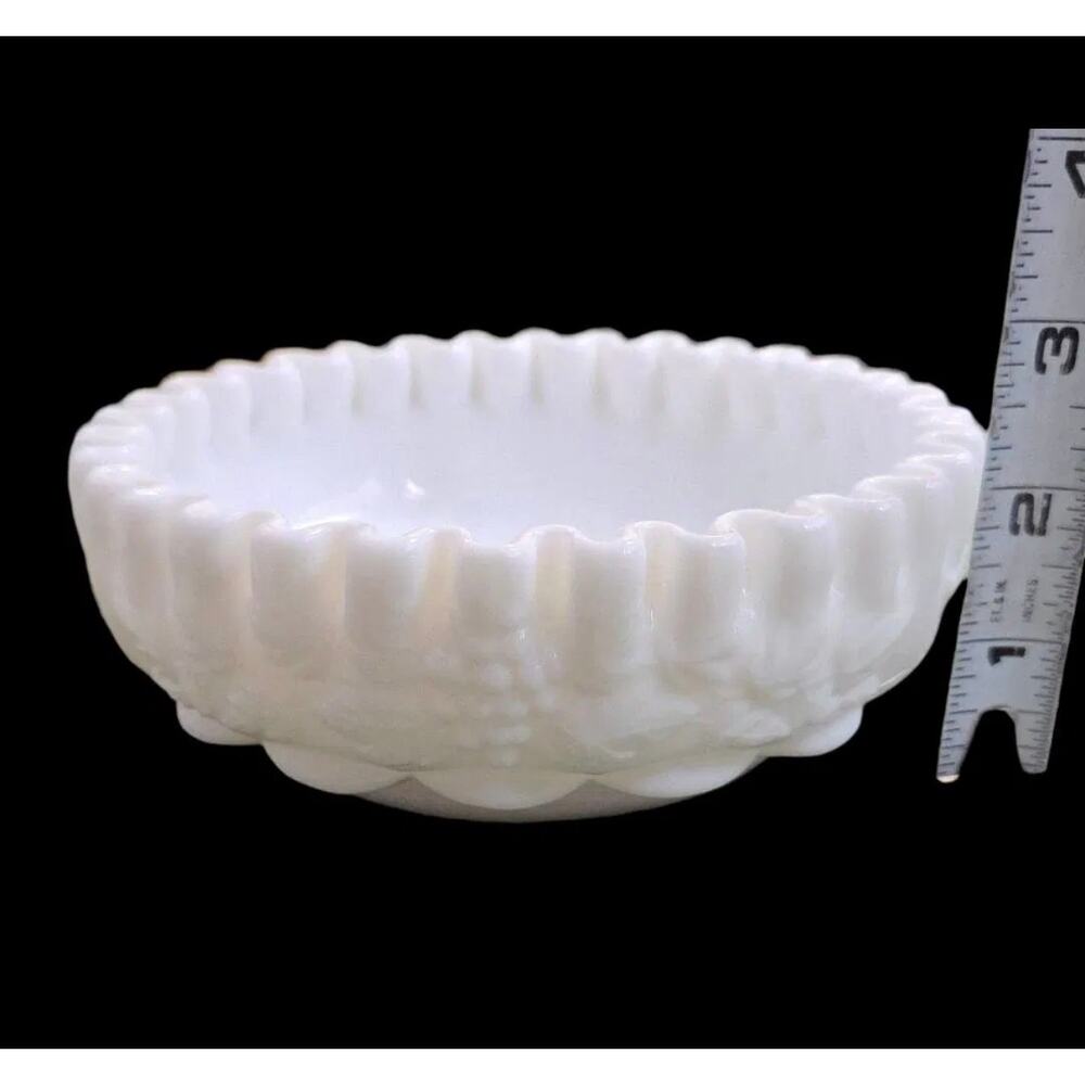 Vintage Westmoreland white milk glass bowl , candy dish with ruffled edge‎